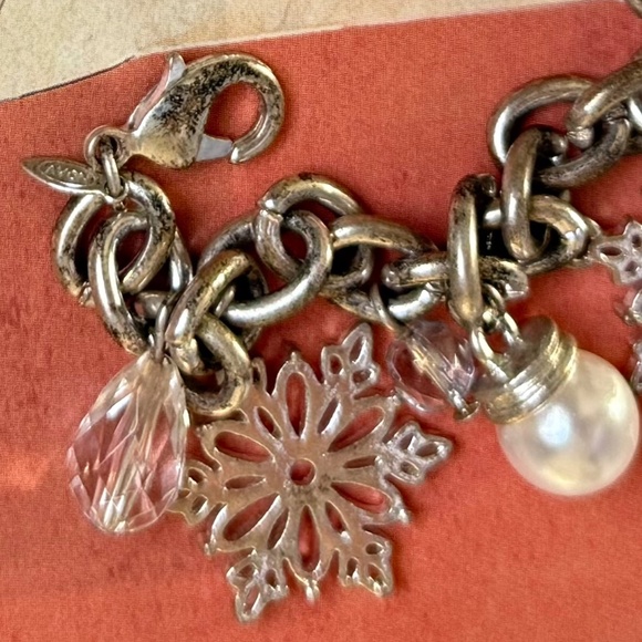 VINTAGE AVON Bracelet Holiday Snowflake Charms Beaded Faux Pearls (7") - Picture 3 of 7